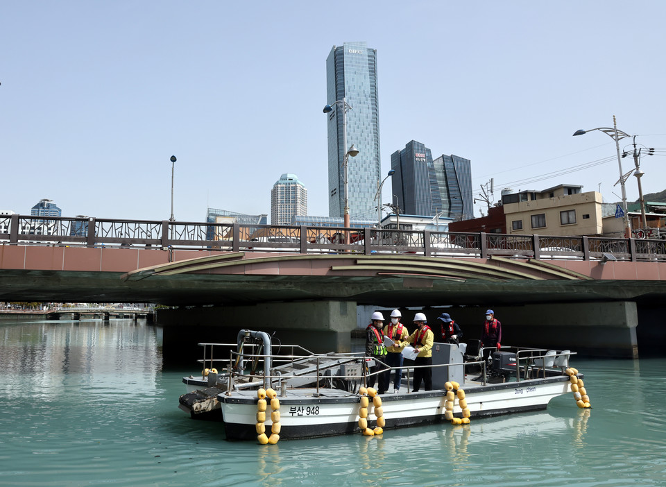 중·소규모 노후·취약 시설, 내달 4일부터 정밀안전진단 의무. 사진은 부산진구 건설과 직원들과 외부전문가들이 배를 타고 부산 동천 무지개다리 하부에서 안전점검을 하고 있는 모습. (사진=연합뉴스)